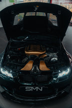 BMW E92 M3 Kompressor – Frontansicht mit sichtbarem Motor