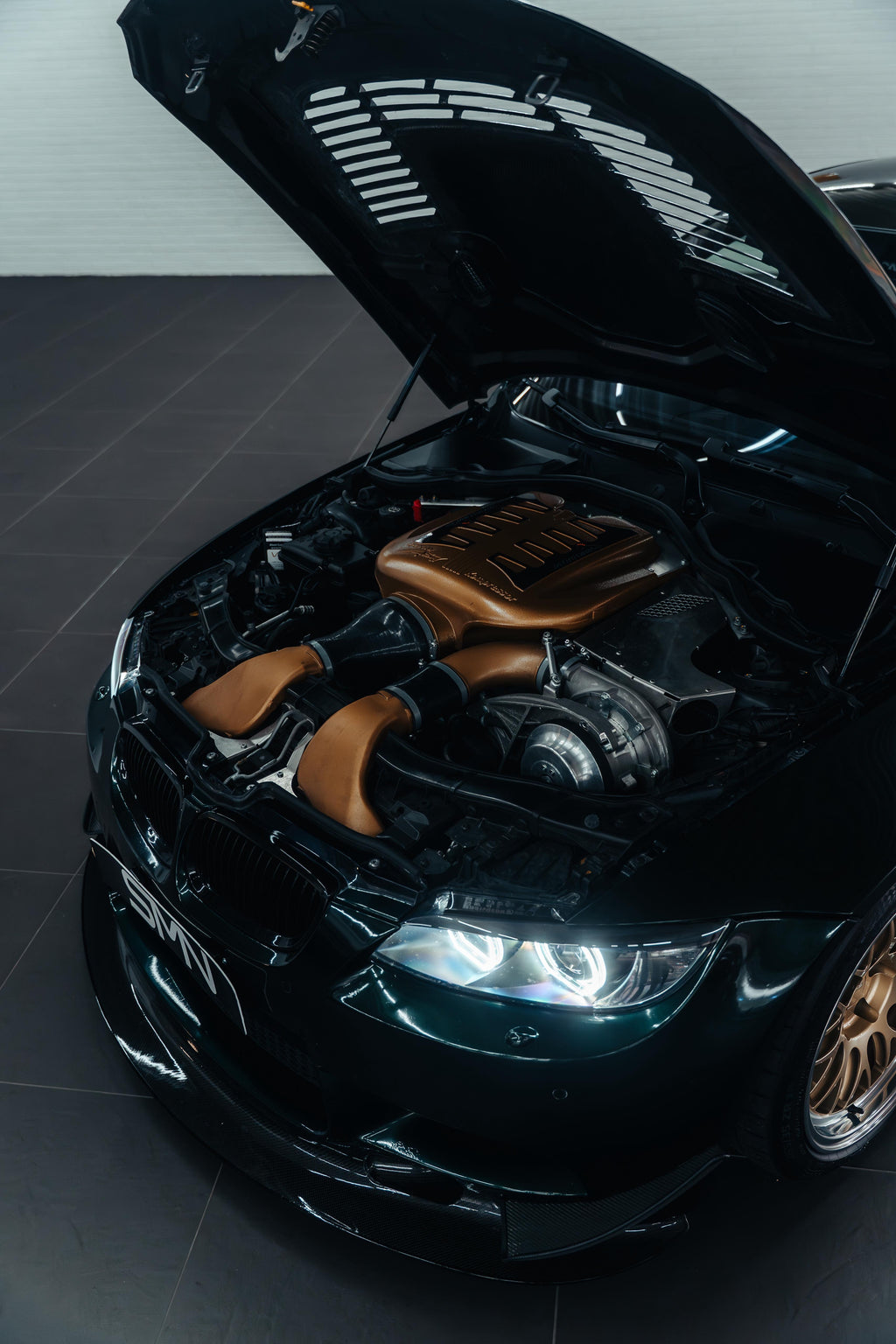 BMW E92 M3 Kompressor – seitliche Ansicht des Motorraums